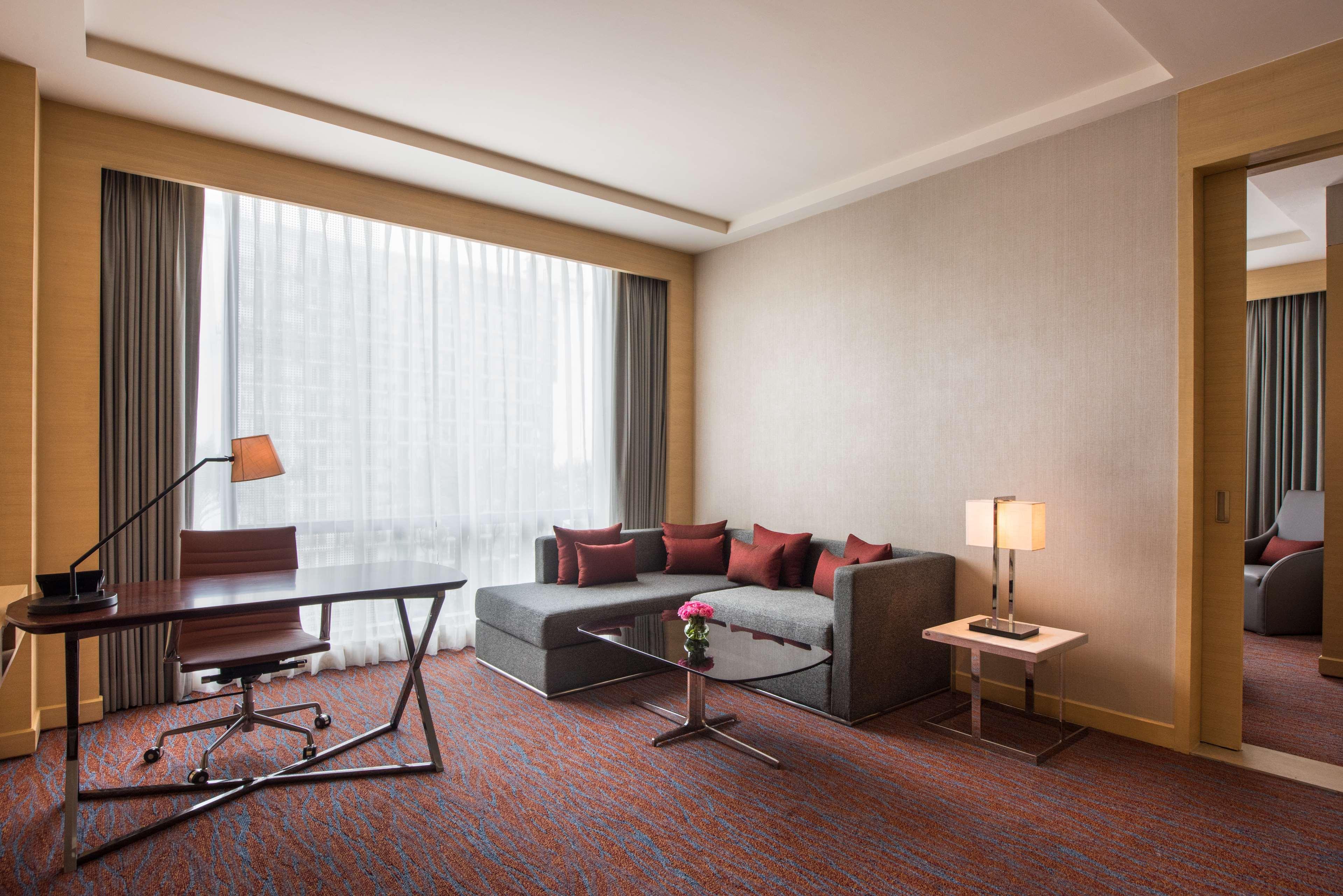 하얏트 리젠시 럭나우 러크나우 외부 사진 A living room in a suite at the hotel