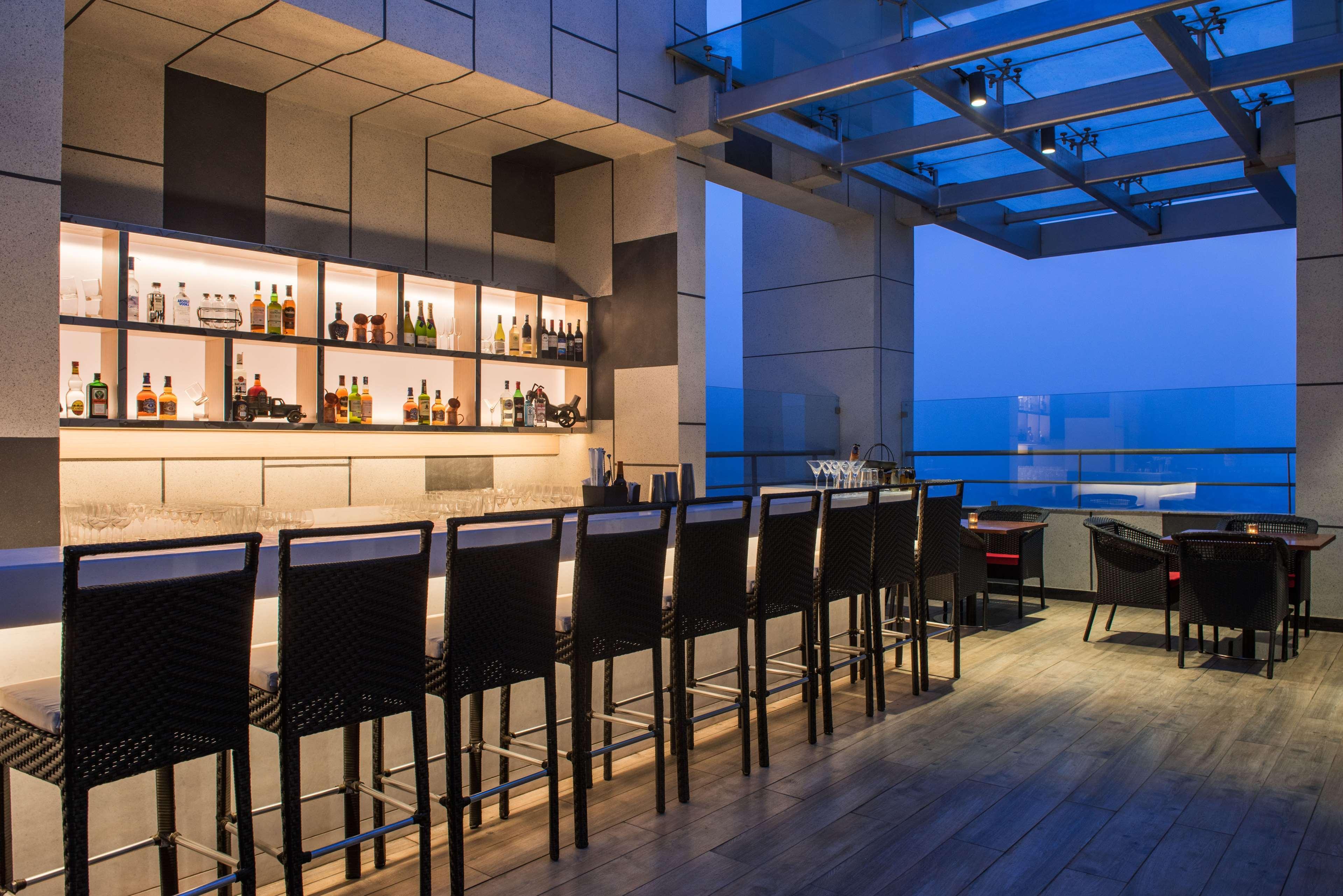 하얏트 리젠시 럭나우 러크나우 외부 사진 Skyline Bar