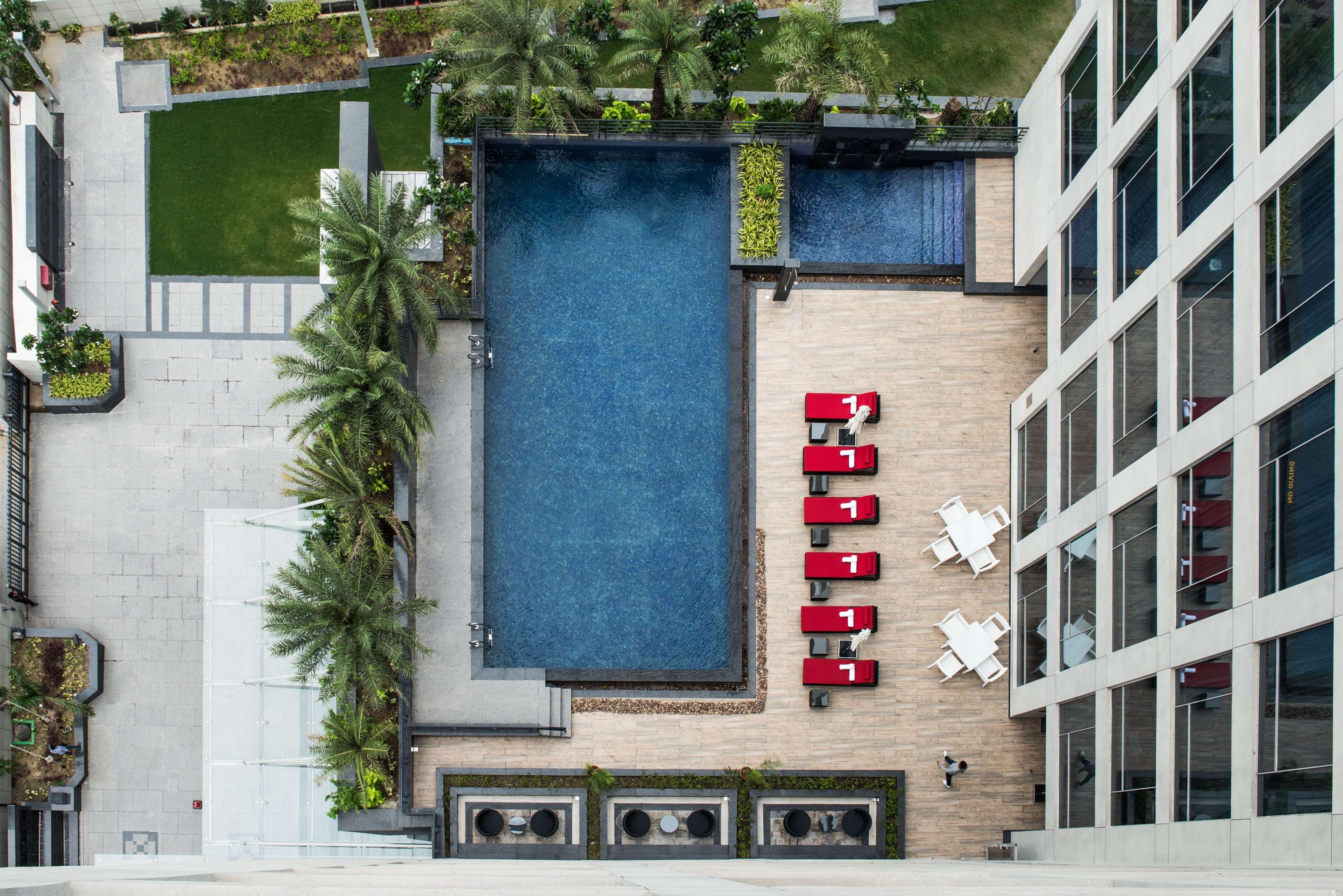 하얏트 리젠시 럭나우 러크나우 외부 사진 The swimming pool at the hotel