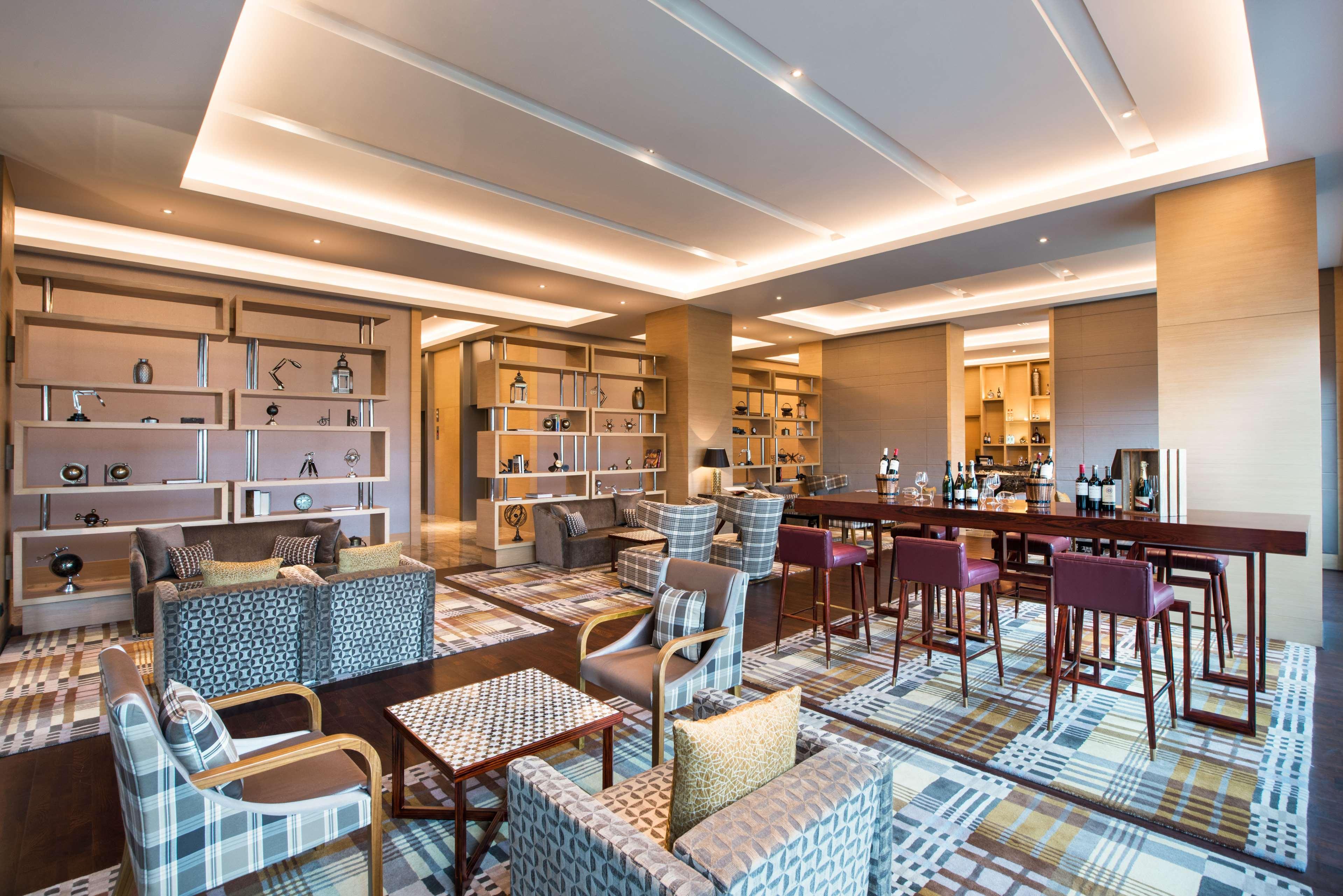하얏트 리젠시 럭나우 러크나우 외부 사진 The Club lounge at Kuala Lumpur International Airport